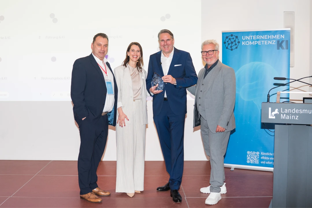 2025-12-10_Unternehmen_kompetenz_ki-171 Zwei Teilnehmer des Kongresses bei der Übergabe des UKKI-Awards
